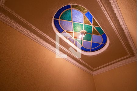 Apartamento para alugar com 90m², 3 quartos e sem vagaDetalhe do teto escadaria