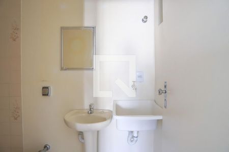 Banheiro de casa para alugar com 0 quarto, 28m² em Parque Fongaro, São Paulo