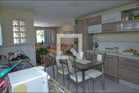 Casa de condomínio à venda com 180m², 3 quartos e 2 vagas Casa de condomínio à venda com 180m², 3 quartos e 2 vagasCozinha