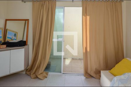 Casa de condomínio à venda com 180m², 3 quartos e 2 vagas Casa de condomínio à venda com 180m², 3 quartos e 2 vagasQuarto 1