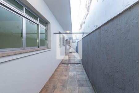 Casa à venda com 360m², 4 quartos e 6 vagasCorredor Área Externa