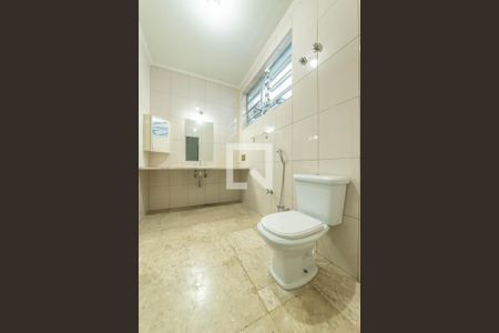 Casa à venda com 360m², 4 quartos e 6 vagasBanheiro da Suíte 1