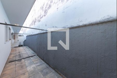 Casa à venda com 360m², 4 quartos e 6 vagasCorredor Área Externa