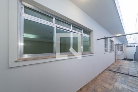 Casa à venda com 360m², 4 quartos e 6 vagasCorredor Área Externa