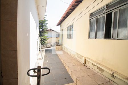 Casa à venda com 370m², 6 quartos e 2 vagas Casa à venda com 370m², 6 quartos e 2 vagasÁrea de Serviço da casa dos fundos