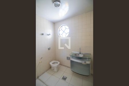 Casa à venda com 370m², 6 quartos e 2 vagas Casa à venda com 370m², 6 quartos e 2 vagasBanheiro Social da casa dos fundos