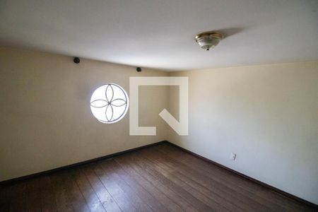 Casa à venda com 370m², 6 quartos e 2 vagas Casa à venda com 370m², 6 quartos e 2 vagasSala da casa dos fundos