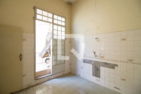 Casa à venda com 370m², 6 quartos e 2 vagas Casa à venda com 370m², 6 quartos e 2 vagasCozinha da casa dos fundos