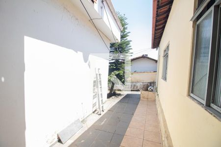 Casa à venda com 370m², 6 quartos e 2 vagas Casa à venda com 370m², 6 quartos e 2 vagasÁrea de Serviço da casa dos fundos