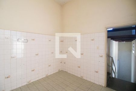 Casa à venda com 370m², 6 quartos e 2 vagas Casa à venda com 370m², 6 quartos e 2 vagasCozinha da casa dos fundos