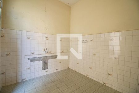 Casa à venda com 370m², 6 quartos e 2 vagas Casa à venda com 370m², 6 quartos e 2 vagasCozinha da casa dos fundos