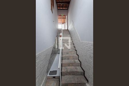 Casa à venda com 300m², 4 quartos e 4 vagasEscada