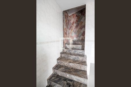 Escada de casa à venda com 4 quartos, 300m² em Sinimbu, Belo Horizonte