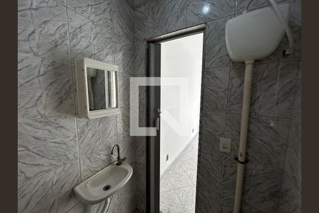 Banheiro social de kitnet/studio para alugar com 1 quarto, 15m² em Engenho de Dentro, Rio de Janeiro