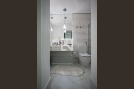 Casa à venda com 342m², 5 quartos e 4 vagasBanheiro da Suíte 2