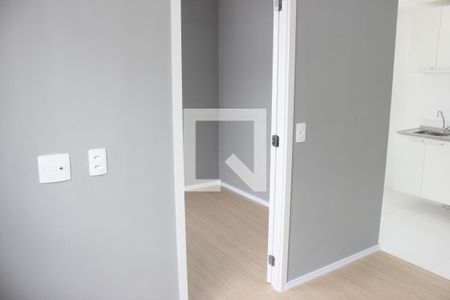 Sala com vista para o quarto de apartamento para alugar com 2 quartos, 36m² em Vila das Bandeiras, Guarulhos