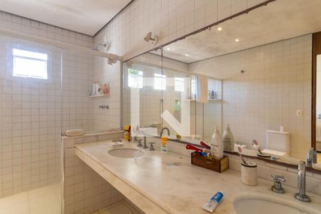 Casa à venda com 327m², 4 quartos e 3 vagasBanheiro da Suíte 1