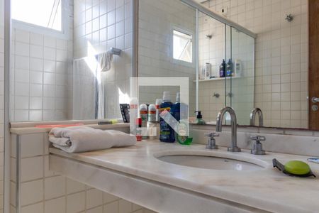 Casa à venda com 327m², 4 quartos e 3 vagasBanheiro da Suíte 4