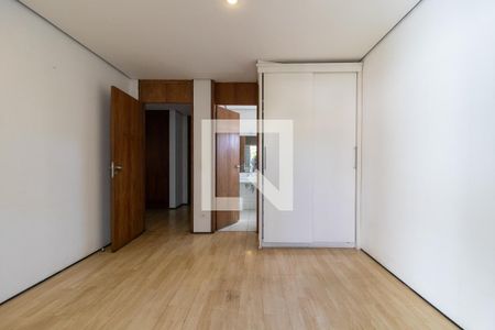 Casa à venda com 327m², 4 quartos e 3 vagasSuíte 2