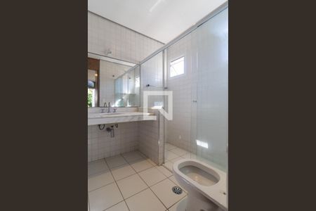 Casa à venda com 327m², 4 quartos e 3 vagasBanheiro da Suíte 2