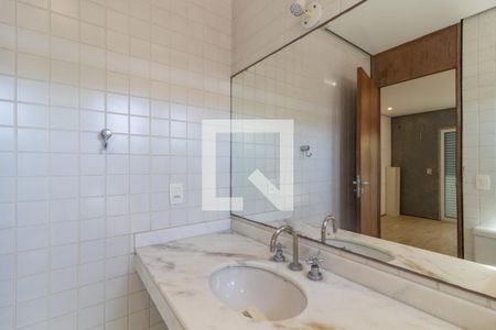 Casa à venda com 327m², 4 quartos e 3 vagasBanheiro da Suíte 2