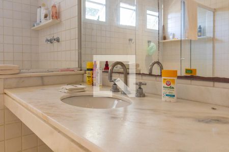 Casa à venda com 327m², 4 quartos e 3 vagasBanheiro da Suíte 1