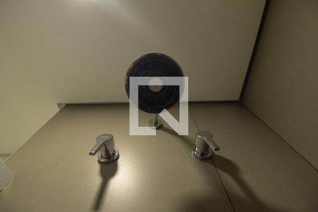 Banheiro de kitnet/studio para alugar com 1 quarto, 28m² em República, São Paulo