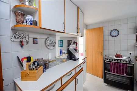 Casa à venda com 380m², 5 quartos e 2 vagas Casa à venda com 380m², 5 quartos e 2 vagasCozinha