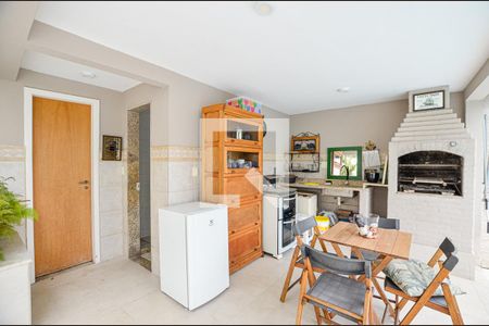 Casa à venda com 380m², 5 quartos e 2 vagas Casa à venda com 380m², 5 quartos e 2 vagasÁrea externa