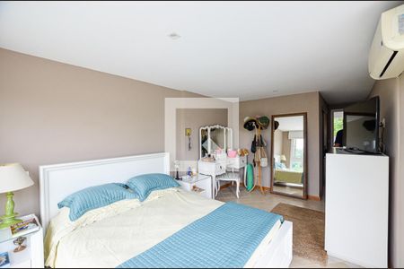 Casa à venda com 380m², 5 quartos e 2 vagas Casa à venda com 380m², 5 quartos e 2 vagasQUarto