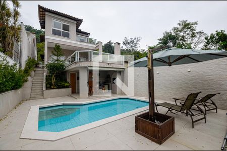 Casa à venda com 380m², 5 quartos e 2 vagas Casa à venda com 380m², 5 quartos e 2 vagasÁrea externa