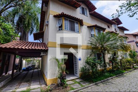 Casa de condomínio à venda com 150m², 4 quartos e 2 vagasEntrada