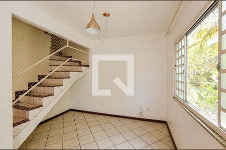 Sala de casa de condomínio à venda com 3 quartos, 150m² em Maria Paula, Niterói