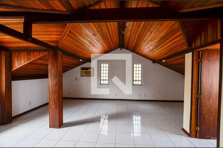 Casa de condomínio à venda com 150m², 4 quartos e 2 vagasSotão