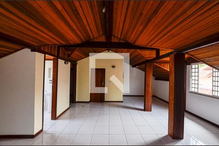 Casa de condomínio à venda com 150m², 4 quartos e 2 vagasSotão