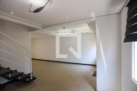 Sala  de casa de condomínio para alugar com 4 quartos, 112m² em Jardim Passárgada I, Cotia