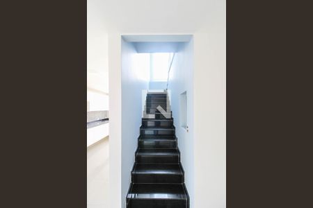 Escadas de casa para alugar com 2 quartos, 140m² em Luz, Nova Iguaçu