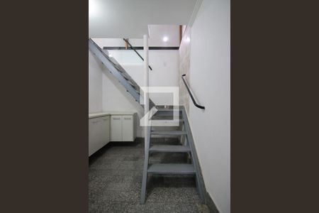 Detalhe Escada de casa para alugar com 1 quarto, 40m² em Vila Sao Francisco, São Paulo
