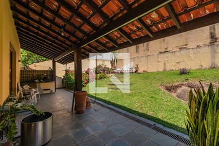Casa de condomínio à venda com 325m², 3 quartos e 4 vagasQuintal