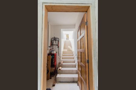 Casa à venda com 232m², 2 quartos e 2 vagas Casa à venda com 232m², 2 quartos e 2 vagasEscada