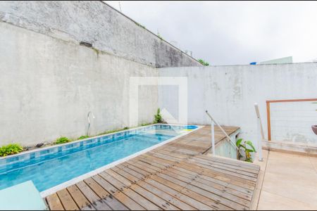 Casa à venda com 232m², 2 quartos e 2 vagas Casa à venda com 232m², 2 quartos e 2 vagasPiscina