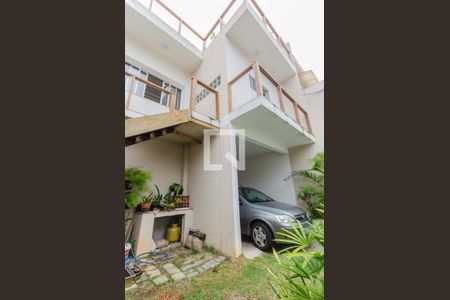 Casa à venda com 232m², 2 quartos e 2 vagas Casa à venda com 232m², 2 quartos e 2 vagasFachada