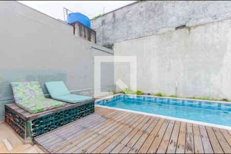 Casa à venda com 232m², 2 quartos e 2 vagas Casa à venda com 232m², 2 quartos e 2 vagasPiscina