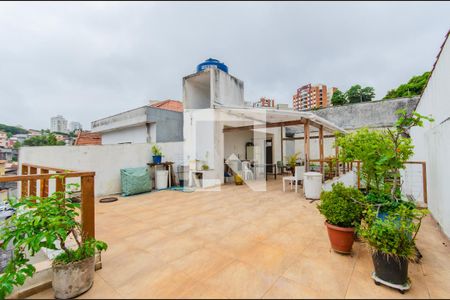 Casa à venda com 232m², 2 quartos e 2 vagas Casa à venda com 232m², 2 quartos e 2 vagasTerraço