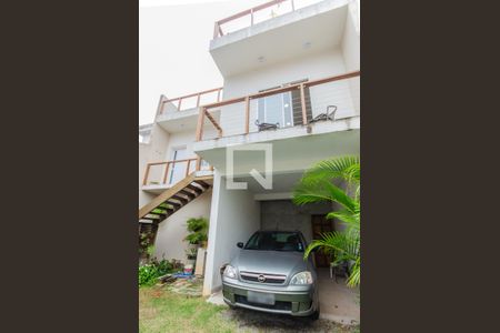 Casa à venda com 232m², 2 quartos e 2 vagas Casa à venda com 232m², 2 quartos e 2 vagasFachada