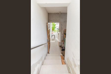 Casa à venda com 232m², 2 quartos e 2 vagas Casa à venda com 232m², 2 quartos e 2 vagasEscada