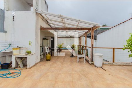 Casa à venda com 232m², 2 quartos e 2 vagas Casa à venda com 232m², 2 quartos e 2 vagasTerraço