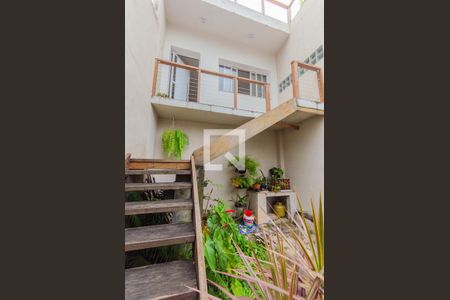 Casa à venda com 232m², 2 quartos e 2 vagas Casa à venda com 232m², 2 quartos e 2 vagasFachada