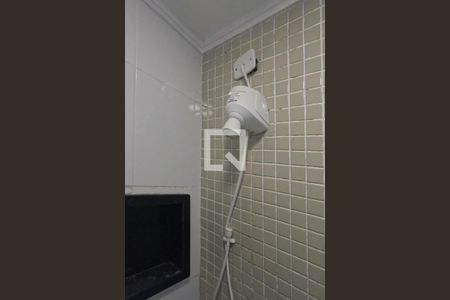 Banheiro social de kitnet/studio para alugar com 1 quarto, 25m² em Pompéia, Santos