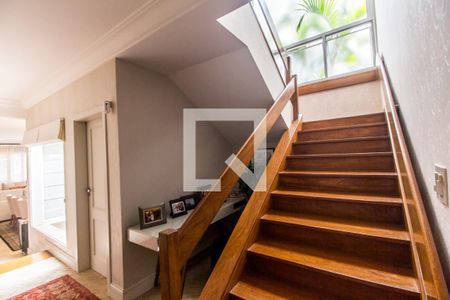 Casa de condomínio à venda com 530m², 4 quartos e 6 vagasEscada